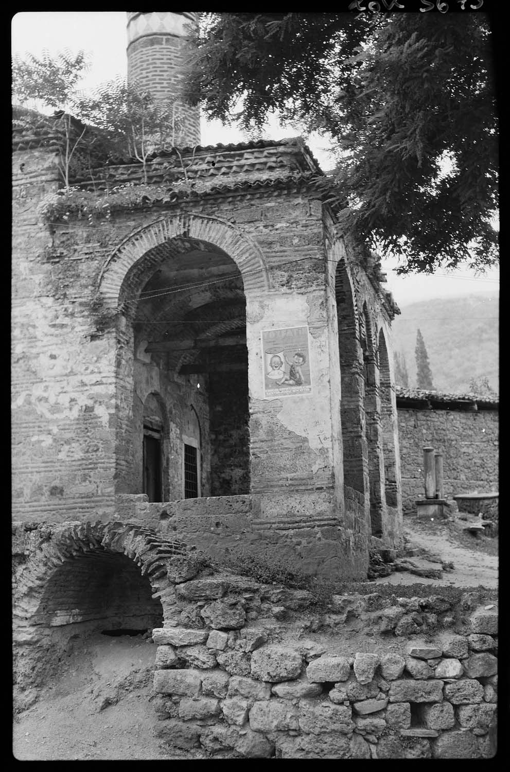 Vue latérale du porche d'entrée